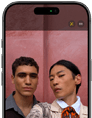 iPhone 17 Pro Vorderseite, Display zeigt das Automatische Ausrichtung für Fotos Feature und wie eine Gruppe von Personen ein Selfie macht, während ihre Gesichter hervorgehoben sind