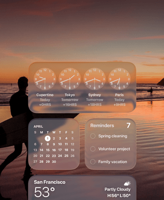 Liquid Glass Widgets für Uhr, Kalender, Erinnerungen und Wetter auf einem macOS Tahoe Display über einer Szene eines Surfers, der bei Sonnenuntergang am Strand spazieren geht